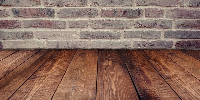 dřevěná podlaha u zdi