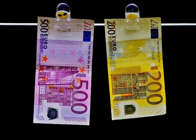 euro bankovky na šňůře